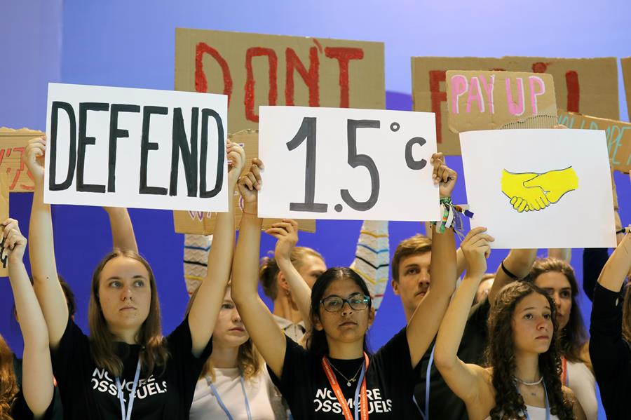 Climate demonstrators defend 1.5 signs