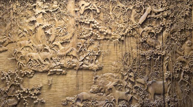 “Keragaman Hayati Hutan Tropis” (Tropical Forests Biodiversity), wood carving presented to the ITTO by the Government of the Republic of Indonesia (photo courtesy of Mike Muzurakis)