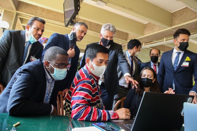On the final day of OECPR, delegates huddle to try reach agreement