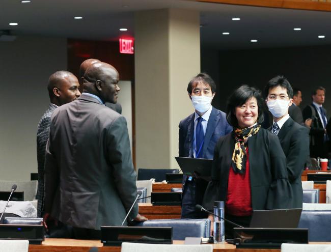 Delegates from Japan in conversation with delegates from Kenya and Nigeria