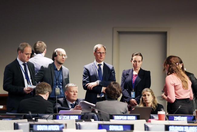 EU in a huddle before the session 