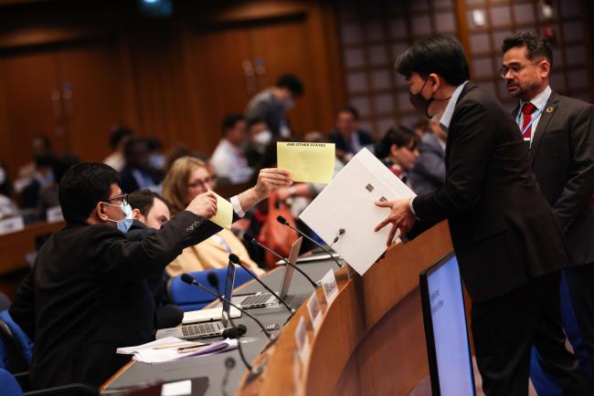 Delegates return their ballot papers_OEWG1.2_30jan2023_photo.jpg