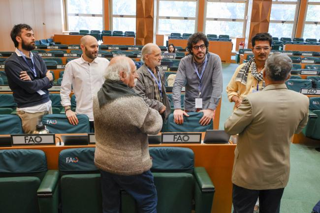 Working Group Co-chair Sunil Archak discussing with delegates of Farmers' Organizations 